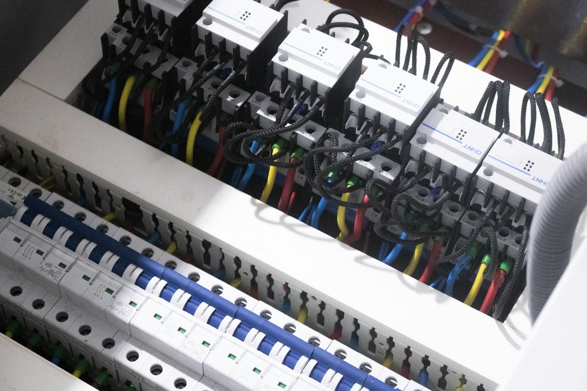 Tablero eléctrico con interruptores y cableado
